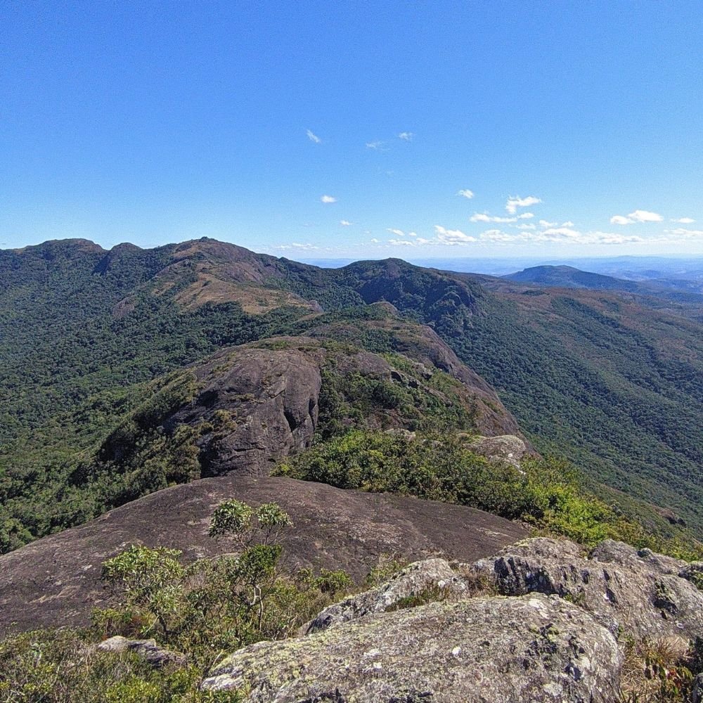 trilha no topo da montanha